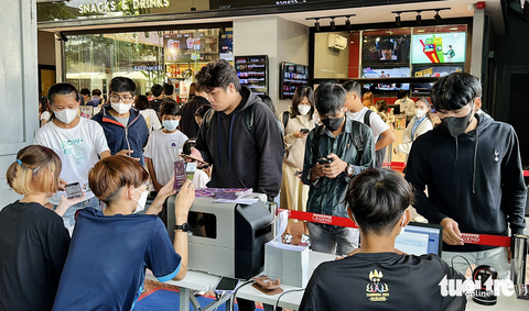 Người Campuchia đổ xô lấy vé xem trận bán kết nữ với Việt Nam - Ảnh 1. Người Campuchia đổ xô lấy vé xem trận bán kết nữ với Việt Nam - Ảnh 1.