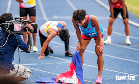 VĐV Campuchia khóc như mưa khi bất ngờ giành HCV 800m SEA Games 32 - Ảnh 2. VĐV Campuchia khóc như mưa khi bất ngờ giành HCV 800m SEA Games 32 - Ảnh 2.