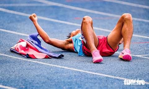 VĐV Campuchia khóc như mưa khi bất ngờ giành HCV 800m SEA Games 32 - Ảnh 3. VĐV Campuchia khóc như mưa khi bất ngờ giành HCV 800m SEA Games 32 - Ảnh 3.