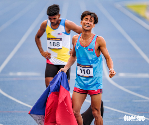VĐV Campuchia khóc như mưa khi bất ngờ giành HCV 800m SEA Games 32 - Ảnh 4. VĐV Campuchia khóc như mưa khi bất ngờ giành HCV 800m SEA Games 32 - Ảnh 4.
