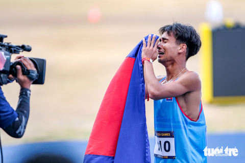 VĐV Campuchia khóc như mưa khi bất ngờ giành HCV 800m SEA Games 32 - Ảnh 6. VĐV Campuchia khóc như mưa khi bất ngờ giành HCV 800m SEA Games 32 - Ảnh 6.