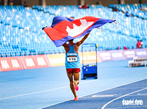 VĐV Campuchia khóc như mưa khi bất ngờ giành HCV 800m SEA Games 32 - Ảnh 7. VĐV Campuchia khóc như mưa khi bất ngờ giành HCV 800m SEA Games 32 - Ảnh 7.