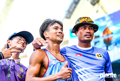 VĐV Campuchia khóc như mưa khi bất ngờ giành HCV 800m SEA Games 32 - Ảnh 8. VĐV Campuchia khóc như mưa khi bất ngờ giành HCV 800m SEA Games 32 - Ảnh 8.