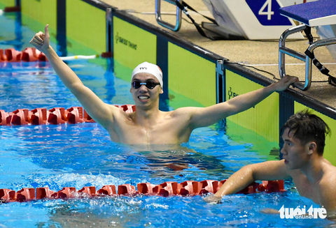 SEA Games ngày 11-5: Huy Hoàng đoạt HCV 400m bơi tự do - Ảnh 4. Huy Hoàng ăn mừng sau khi giành HCV 400m tự do - Ảnh: NAM TRẦN