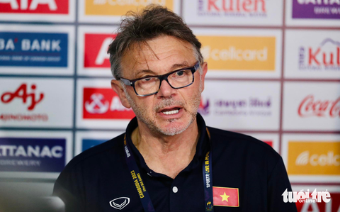 HLV Philippe Troussier: Chúng tôi chỉ còn 17 người đấu U22 Indonesia - Ảnh 1. HLV Philippe Troussier: Chúng tôi chỉ còn 17 người đấu U22 Indonesia - Ảnh 1.