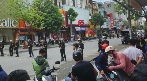 Cảnh sát xuất hiện trước nhà Tuấn ‘thần đèn’ ở TP Thanh Hóa - Ảnh 3. Cảnh sát xuất hiện trước nhà Tuấn ‘thần đèn’ ở TP Thanh Hóa - Ảnh 3.