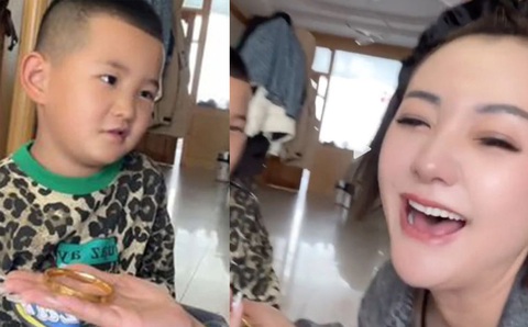 Bé trai ga lăng lấy vòng vàng của mẹ mang lên lớp tặng bạn gái - Ảnh 1. Bé trai ga lăng lấy vòng vàng của mẹ mang lên lớp tặng bạn gái - Ảnh 1.