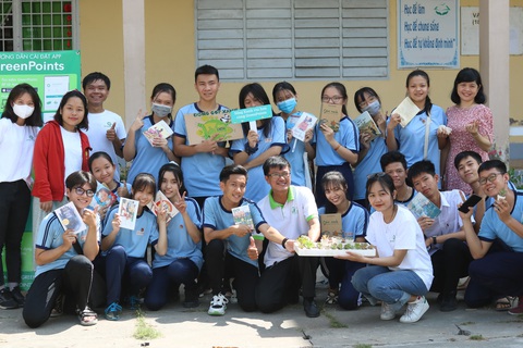 Giúp gen Z hoàn thiện bản thân - Ảnh 1. Học sinh trải nghiệm dự án giải quyết các vấn đề về môi trường do một cựu sinh viên ĐH Harvard (Hoa Kỳ) tổ chức - Ảnh: HẠNH PHÚC