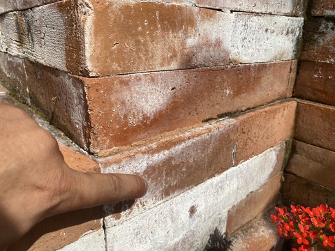 Gạch tháp Chăm Khương Mỹ loang lổ vết trắng như muối sau trùng tu - Ảnh 7. Gạch tháp Chăm Khương Mỹ loang lổ vết trắng như muối sau trùng tu - Ảnh 7.