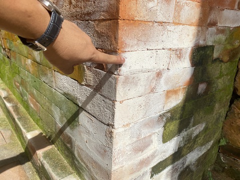 Gạch tháp Chăm Khương Mỹ loang lổ vết trắng như muối sau trùng tu - Ảnh 3. Gạch tháp Chăm Khương Mỹ loang lổ vết trắng như muối sau trùng tu - Ảnh 3.