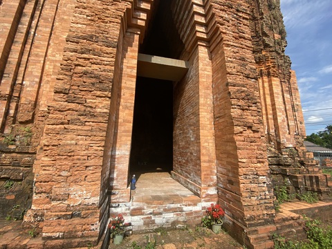 Gạch tháp Chăm Khương Mỹ loang lổ vết trắng như muối sau trùng tu - Ảnh 5. Gạch tháp Chăm Khương Mỹ loang lổ vết trắng như muối sau trùng tu - Ảnh 5.