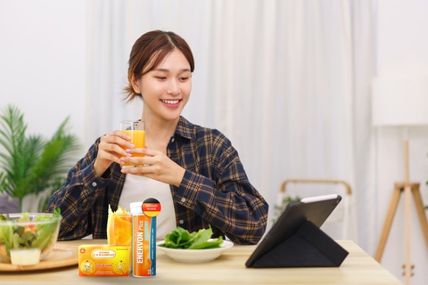 Thời tiết thất thường, dân văn phòng tăng cường ‘phòng thủ’ - Ảnh 2. Thời tiết thất thường, dân văn phòng tăng cường ‘phòng thủ’ - Ảnh 2.