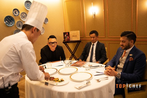 Sofitel Saigon Plaza đồng hành Top Chef 2023: Lan tỏa nét đẹp ẩm thực Việt - Ảnh 2. Đầu bếp tham gia vòng tuyển chọn Top Chef giới thiệu món ăn tại nhà hàng Le17 Bistro của Sofitel Saigon Plaza