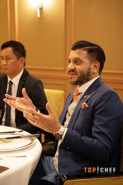 Sofitel Saigon Plaza đồng hành Top Chef 2023: Lan tỏa nét đẹp ẩm thực Việt - Ảnh 3. Ông Mario Mendis thẩm định món ăn của các đầu bếp tại vòng tuyển chọn Top Chef
