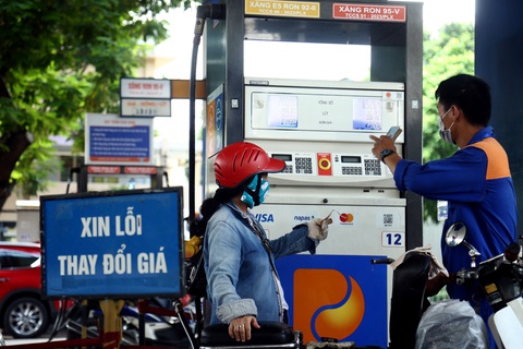 Vì sao quỹ bình ổn 'ôm' cả nghìn tỉ khi giá xăng dầu tăng liên tục? - Ảnh 1. Giá xăng điều chỉnh tăng trong phiên điều hành giá ngày 21-8 - Ảnh: Q.Đ.