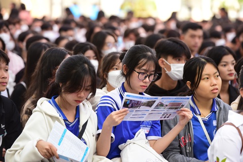 Thí sinh tìm hiểu thông tin trong chương trình tư vấn tuyển sinh do Báo Tuổi Trẻ tổ chức. Ảnh: DUYÊN PHAN Thí sinh tìm hiểu thông tin trong chương trình tư vấn tuyển sinh do Báo Tuổi Trẻ tổ chức - Ảnh: DUYÊN PHAN