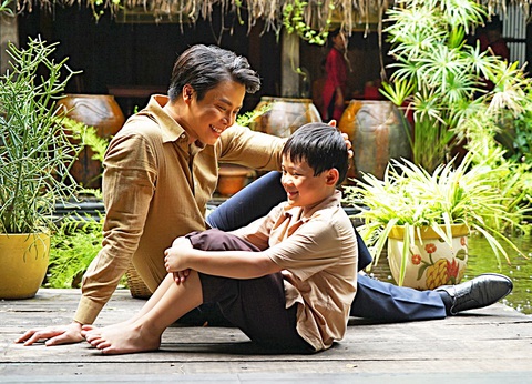 Nghệ sĩ Võ Minh Lâm đóng kịch Cho tôi xin một vé đi tuổi thơ - Ảnh 1. Võ Minh Lâm và bạn diễn nhí Khang An (vai Cu Mùi lớn và nhỏ) trong vở kịch Cho tôi xin một vé đi tuổi thơ - Ảnh: LỮ ĐẮC LONG