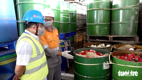 Tiêu hủy hơn 6.000 chai thuốc bảo vệ thực vật chứa chất cấm - Ảnh 1. Tiêu hủy hơn 6.000 chai thuốc bảo vệ thực vật chứa chất cấm - Ảnh 1.
