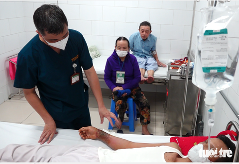 Hoại tử tay vì đắp thuốc nam chữa rắn cắn - Ảnh 1. Hoại tử tay vì đắp thuốc nam chữa rắn cắn - Ảnh 1.