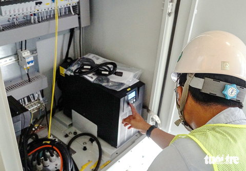 Nhiều dự án đã hoàn thành nhưng chưa được vận hành nên phải thuê công nhân bảo trì thiết bị thường xuyên. Trong ảnh: dự án điện gió ở Bình Định - Ảnh: NGuYỄN HIỀN Nhiều dự án đã hoàn thành nhưng chưa được vận hành nên phải thuê công nhân bảo trì thiết bị thường xuyên. Trong ảnh: dự án điện gió ở Bình Định - Ảnh: NGuYỄN HIỀN