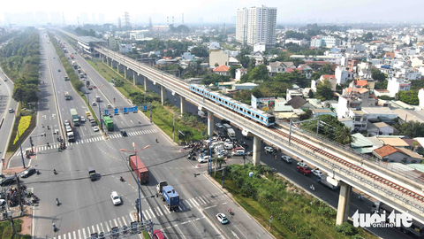 Từ metro có Tỉ đô để 'vẽ' lại đô thị - Ảnh 1. Tàu rời ga metro Bình Thái về lại Suối Tiên, TP.Thủ Đức sáng 21-12 - Ảnh: T.T.D.