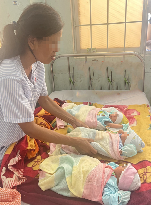 Lần thứ 9 đi sinh, người phụ nữ 39 tuổi đẻ được 2 trai, 1 gái - Ảnh 1. Chị M. sinh 3 con trong lần thứ 9 sinh nở - Ảnh: H.P.