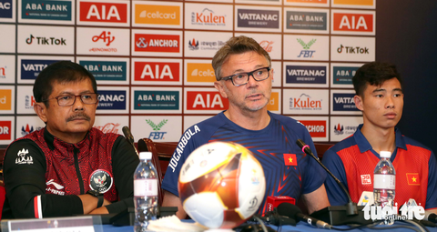 HLV Philippe Troussier: Ai chứng tỏ bản lĩnh hơn sẽ giành chiến thắng - Ảnh 1. HLV Philippe Troussier: Ai chứng tỏ bản lĩnh hơn sẽ giành chiến thắng - Ảnh 1.
