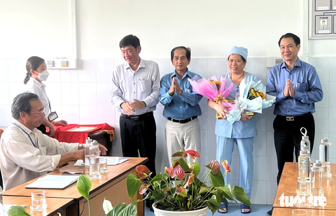 Khen thưởng nhân viên y tế trả lại gần 1 lượng vàng nhặt được - Ảnh 1. Khen thưởng nhân viên y tế trả lại gần 1 lượng vàng nhặt được - Ảnh 1.