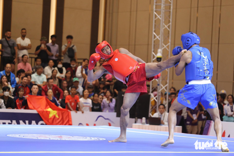 SEA Games: Wushu liên tiếp giành 5 huy chương vàng - Ảnh 3. Võ sĩ Đinh Văn Bí (giáp đỏ) đã giành HCV hạng cân 70kg nam - Ảnh: ĐỨC KHUÊ