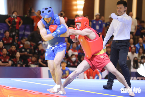 SEA Games: Wushu liên tiếp giành 5 huy chương vàng - Ảnh 3. Bùi Trường Giang (giáp đỏ) đoạt HCV tán thủ hạng cân 60kg nam - Ảnh: ĐỨC KHUÊ
