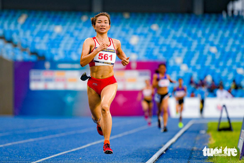 SEA Games: Nguyễn Thị Oanh đoạt HCV 10.000m - Ảnh 3. Nguyễn Thị Oanh một mình tăng tốc về đích để chiến thắng nội dung 10.000m nữ - Ảnh: NAM TRẦN