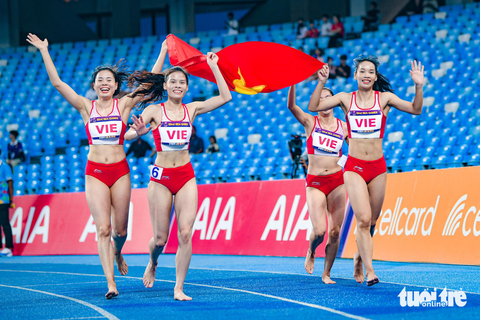 SEA Games: Nguyễn Thị Oanh đoạt HCV 10.000m - Ảnh 3. Các vận động viên Nguyễn Thị Ngọc, Hoàng Thị Minh Hạnh, Nguyễn Thị Hằng, Nguyễn Thị Huyền.đã xuất sắc giành chiến thắng ở đường chạy 4x400m - Ảnh: NAM TRẦN