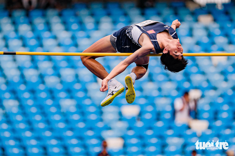 SEA Games: Nguyễn Thị Oanh đoạt HCV 10.000m - Ảnh 3. Vận động viên Vũ Đức Anh đoạt HCB nhảy cao nam - Ảnh: NAM TRẦN