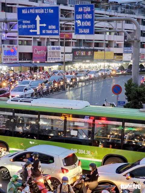 Kẹt cứng xe cộ trước chợ Bà Chiểu, nhân viên xe buýt phải xuống đường hò hét phân luồng xe - Ảnh 6. Kẹt cứng xe cộ trước chợ Bà Chiểu, nhân viên xe buýt phải xuống đường hò hét phân luồng xe - Ảnh 6.