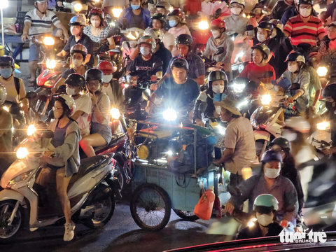 Kẹt cứng xe cộ trước chợ Bà Chiểu, nhân viên xe buýt phải xuống đường hò hét phân luồng xe - Ảnh 7. Kẹt cứng xe cộ trước chợ Bà Chiểu, nhân viên xe buýt phải xuống đường hò hét phân luồng xe - Ảnh 7.