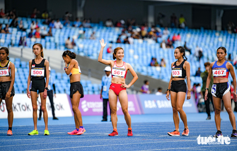 Nguyễn Thị Oanh giành huy chương vàng thứ 4 SEA Games 32 tặng sinh nhật thầy Sỹ - Ảnh 1. Niềm tự hào của điền kinh Việt Nam và Đông Nam Á - Nguyễn Thị Oanh (số đeo 561) - bước ra sân Morodok Techo chiều 12-5 trong sự tán dương, chờ đợi của hàng triệu người hâm mộ nước nhà - Ảnh: NAM TRẦN