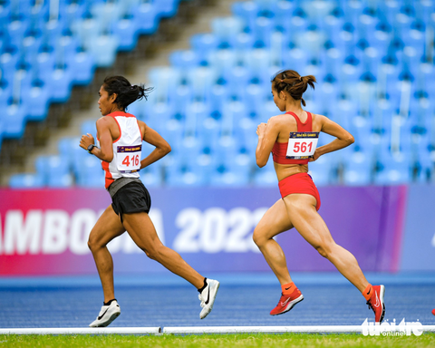 Nguyễn Thị Oanh giành huy chương vàng thứ 4 SEA Games 32 tặng sinh nhật thầy Sỹ - Ảnh 2. Cô tham dự cự ly chạy 10.000m. Đây là nội dung cá nhân thứ 4 của Oanh tại SEA Games 32 - Ảnh: NAM TRẦN