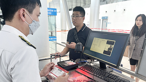 Công nghệ giảm ách tắc sân bay: Vẫn chờ đồng bộ - Ảnh 1. Sân bay Cát Bi (Hải Phòng) đang thí điểm nhận diện khuôn mặt tại khu vực kiểm tra an ninh - Ảnh: ACV