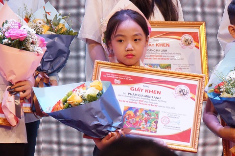 Học sinh người dân tộc ‘vẽ’ tranh từ hàng ngàn hạt gạo mừng sinh nhật Bác Hồ - Ảnh 2. Học sinh người dân tộc ‘vẽ’ tranh từ hàng ngàn hạt gạo mừng sinh nhật Bác Hồ - Ảnh 2.