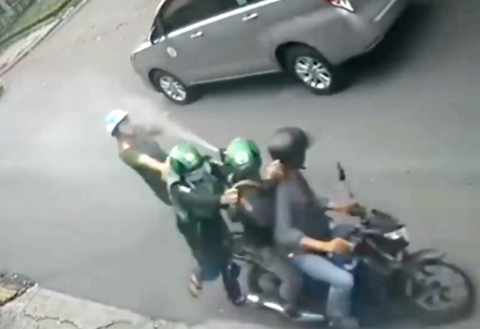 Khen thưởng trung úy bị xịt hơi cay vẫn gan lì quật ngã tên trộm - Ảnh 3. Khen thưởng trung úy bị xịt hơi cay vẫn gan lì quật ngã tên trộm - Ảnh 3.