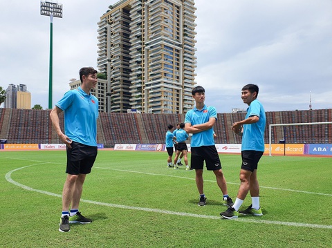 U22 Việt Nam đi dạo sân đá bán kết với U22 Indonesia - Ảnh 1. U22 Việt Nam đi dạo sân đá bán kết với U22 Indonesia - Ảnh 1.