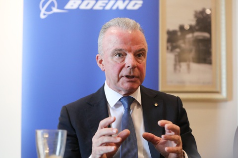 Boeing sẵn sàng cung cấp trực thăng, máy bay ứng phó thảm họa cho Việt Nam - Ảnh 1. Ông Brendan Nelson - chủ tịch Boeing toàn cầu - trao đổi với báo chí trưa 12-5 - Ảnh: DANH KHANG