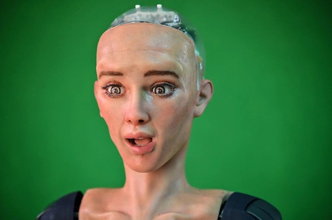 Phiên bản mới nhất của “cô” robot nổi tiếng Sophia trong khoảnh khắc được thử nghiệm tại công ty Hanson Robotics - doanh nghiệp chuyên về robotics và trí tuệ nhân tạo có trụ sở tại Hong Kong - Ảnh: AFP Phiên bản mới nhất của “cô” robot nổi tiếng Sophia trong khoảnh khắc được thử nghiệm tại công ty Hanson Robotics - doanh nghiệp chuyên về robotics và trí tuệ nhân tạo có trụ sở tại Hong Kong - Ảnh: AFP