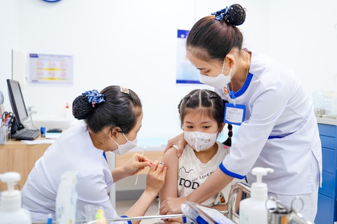 Điều dưỡng VNVC đang thực hiện tiêm chủng cho trẻ. Ảnh: Mộc Thảo Điều dưỡng VNVC đang thực hiện tiêm chủng cho trẻ - Ảnh: Mộc Thảo