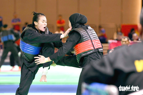 5 HCV SEA Games 32 có được theo cách 'hổng giống ai' - Ảnh 1. Hồng Ân (giáp xanh) đáng ra đã được nhận huy chương vàng theo cách bình thường. (Ảnh: NAM TRẦN)