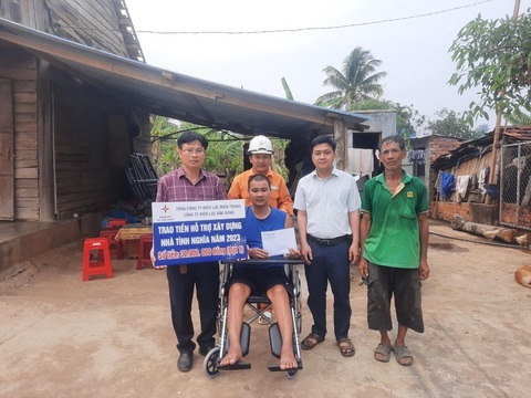 PC Đắk Nông tặng nhà tình nghĩa giúp người nghèo "an cư" - Ảnh 1. rần Thanh Nghiệp (trú thôn Đắk Xuân, xã Đắk Drô, huyện Krông Nô) nhận hỗ trợ nhà tình nghĩa giúp "an cư" để "lạc nghiệp - Ảnh: TÂM AN