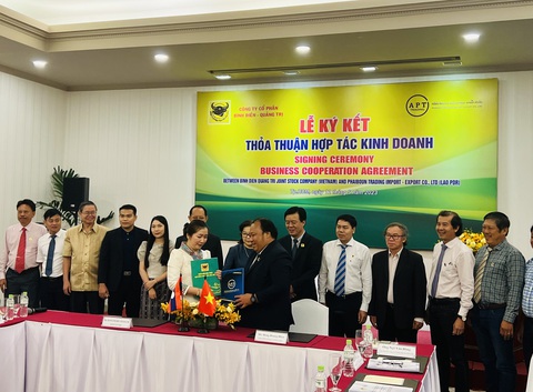 Doanh nghiệp Việt chuyển giao khoa học kỹ thuật và phân bón cho nông dân Lào - Ảnh 1. Công ty Cổ phần Phân bón Bình Điền ký kết hợp tác kinh doanh với công ty con của Tập đoàn Phongsavanh để hỗ trợ nông dân Lào - Ảnh: THẢO THƯƠNG