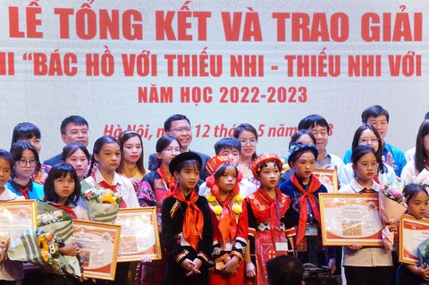 Học sinh người dân tộc ‘vẽ’ tranh từ hàng ngàn hạt gạo mừng sinh nhật Bác Hồ - Ảnh 3. Học sinh người dân tộc ‘vẽ’ tranh từ hàng ngàn hạt gạo mừng sinh nhật Bác Hồ - Ảnh 3.