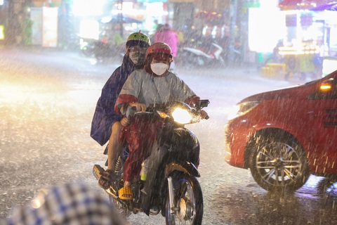 Trung tâm TP.HCM có mưa dông tối nay, người dân xem pháo hoa chú ý - Ảnh 1. Trung tâm TP.HCM mưa dông tối nay, người dân xem pháo hoa chú ý - Ảnh 1.