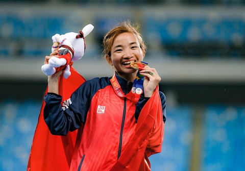 SEA Games: Nguyễn Thị Oanh đoạt HCV 10.000m - Ảnh 5. Nguyễn Thị Oanh nhận tấm HCV thứ tư của cô ở SEA Games 32 - Ảnh: NAM TRẦN
